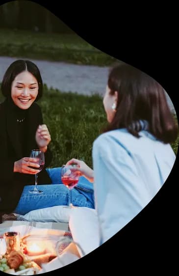 kobiety siedzące na pikniku